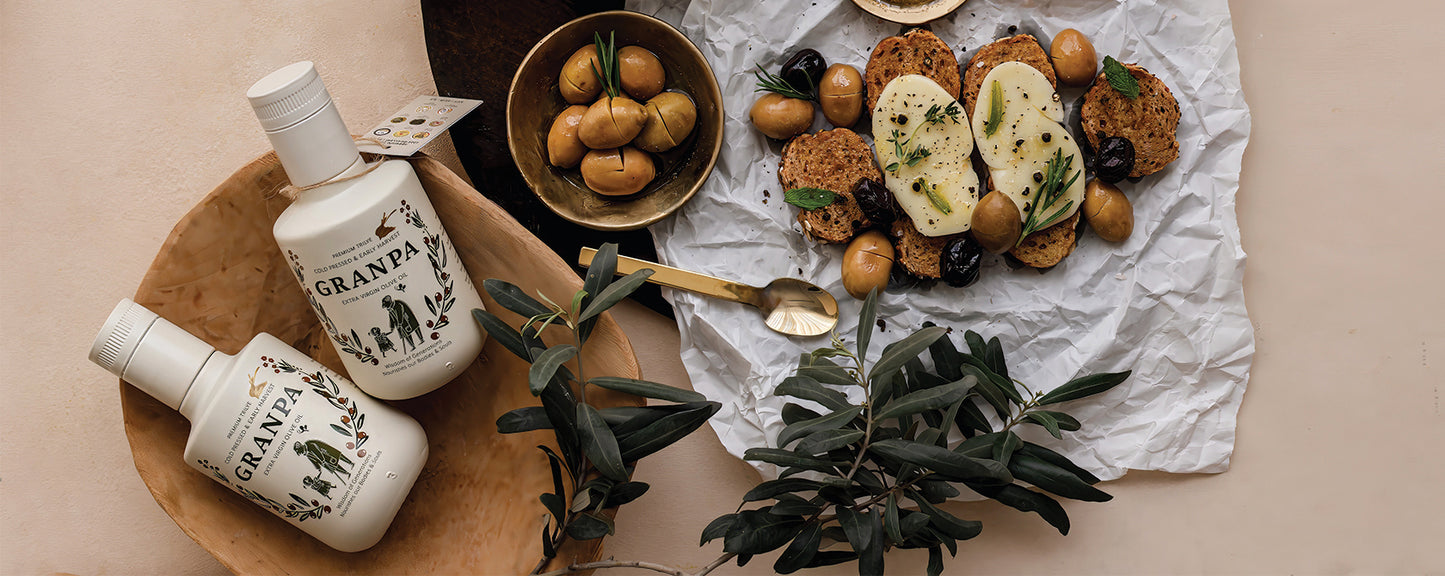 Granpa natürel sızma zeytinyağı ile hazırlanan zeytin ve peynirli gurme sunum – erken hasat, soğuk sıkım zeytinyağı