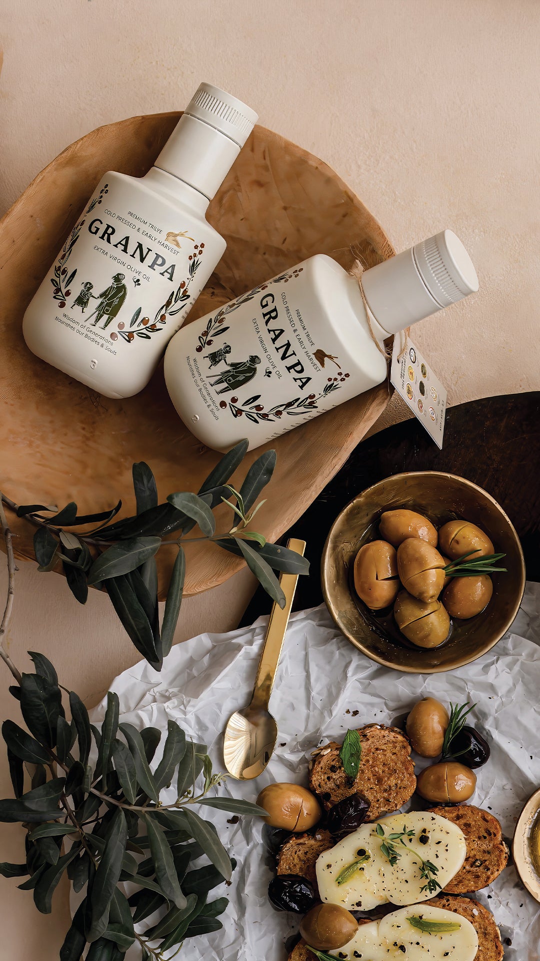 Granpa natürel sızma zeytinyağı ile hazırlanan gurme sunum – zeytin ve peynirli tabak